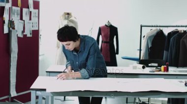 Moda Tasarımcısı kroki ile çalışma