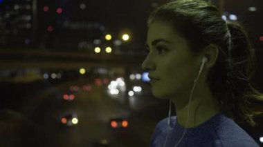 Şehirde gece içme kadın runner