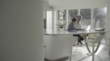 Olgun yetişkin erkek genç çocuk öğretim