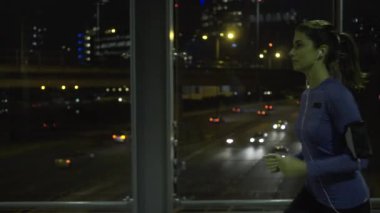 Şehir geceleri koşu erkek