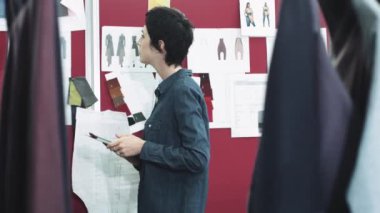 Moda Tasarımcısı dizaynlara arıyorsunuz