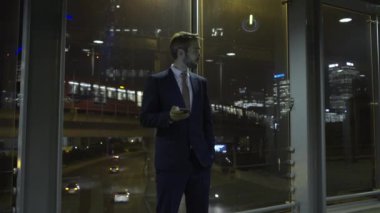 İş erkek seyir akıllı telefon 
