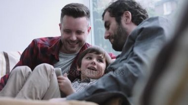 Dijital tablet kullanan aile 