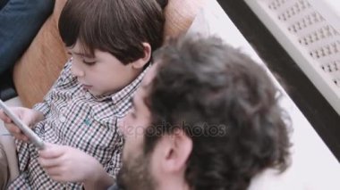 Baba ve oğul tablet üzerinde oynama 