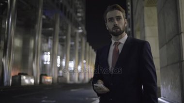 İş için taksi bekliyor erkek