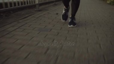 Kadın atlet ayak yolu üzerinde