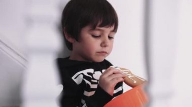 Merdivenlerde şeker yemek çocuk 