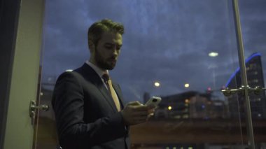 İş için taksi bekliyor erkek
