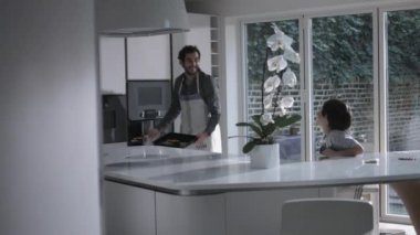 Baba ve oğul pişirme 