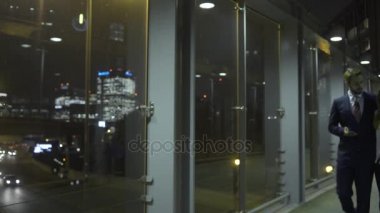İki seyir akıllı telefon şehir içinde