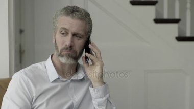 Telefonda olgun yetişkin erkek