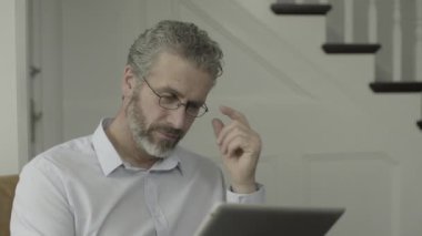 Dijital tablet üzerinde çalışan olgun yetişkin erkek