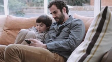 Baba ve oğul tablet üzerinde çalışan