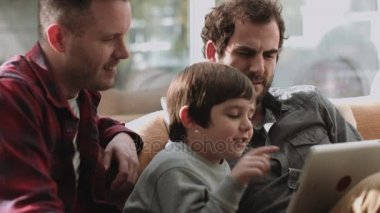 Dijital tablet kullanan aile 