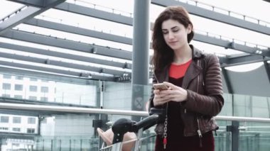 Akıllı telefon arayan erkek