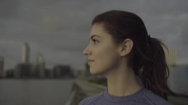 Kadın runner Thames Nehri tarafından