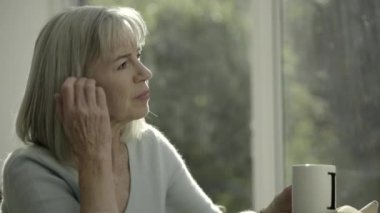 Çay ile güzel kadın kıdemli 