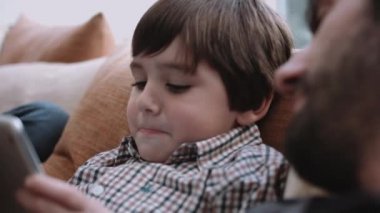 Baba ve oğul tablet üzerinde oynama  
