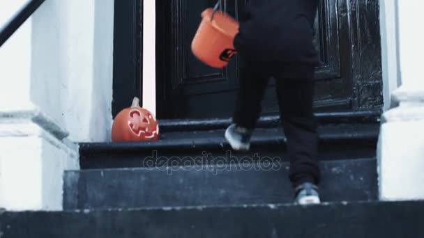 Criança recebendo doces na porta — Vídeo de Stock