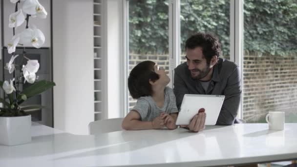 Vader en zoon kijken naar Tablet PC — Stockvideo