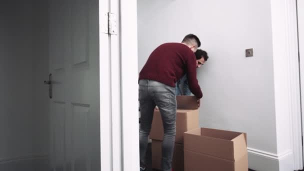 Par som flyttar i nytt hus — Stockvideo