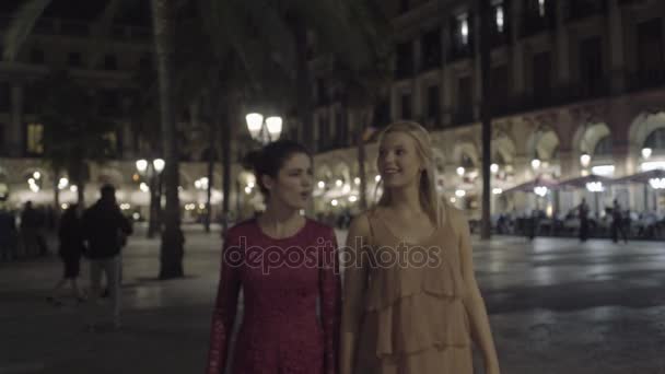 Jonge volwassen vrouwen nachts plein in Barcelona bezoeken — Stockvideo