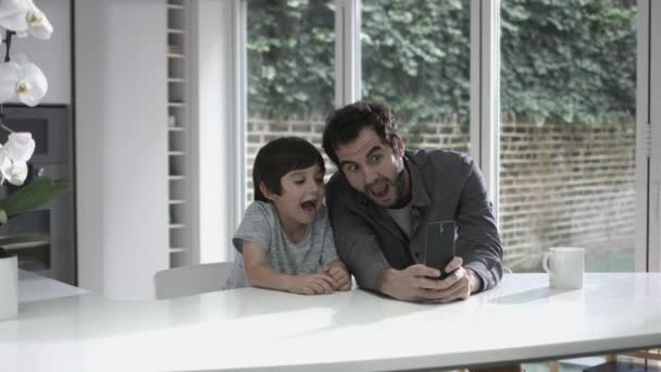 Vater und Sohn machen Selfie — Stockvideo