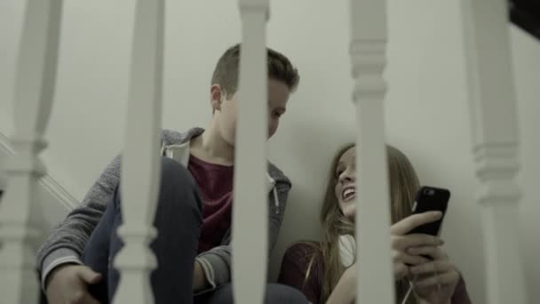 Підлітки зі смартфоном — стокове відео
