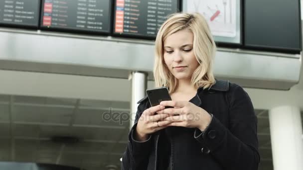 Feminino olhando no telefone inteligente — Vídeo de Stock