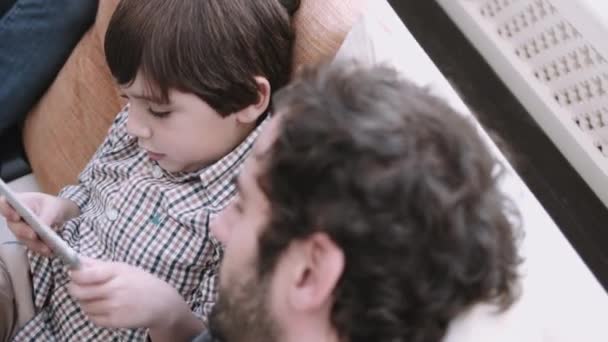 Vader en zoon spelen op Tablet PC — Stockvideo
