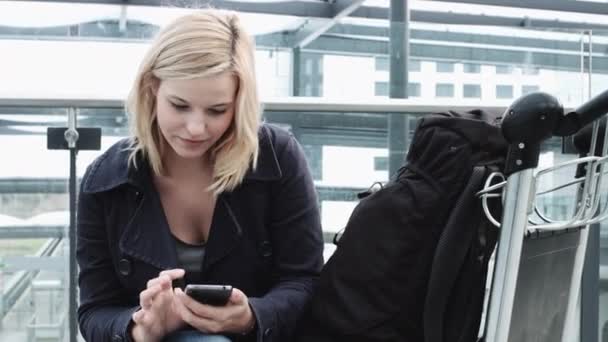 Kvinna tittar på smart phone — Stockvideo