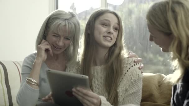 Сім'я трьох поколінь з цифровим планшетом — стокове відео