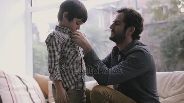 Babası kadar düğmelerini oğlu gömlek — Stok video
