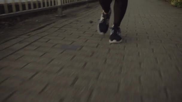 Femme coureur pieds sur le chemin — Video