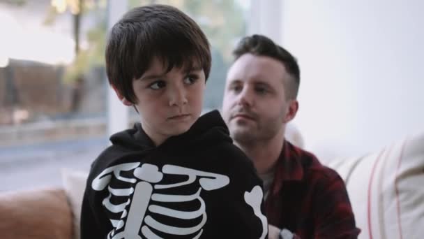 Apa segítő fiú öltözködni — Stock videók