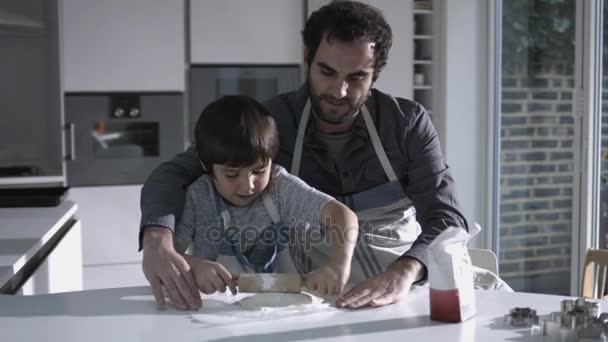 Padre e hijo horneando — Vídeo de stock