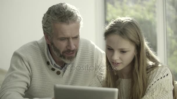 Père et adolescente à la tablette numérique — Video