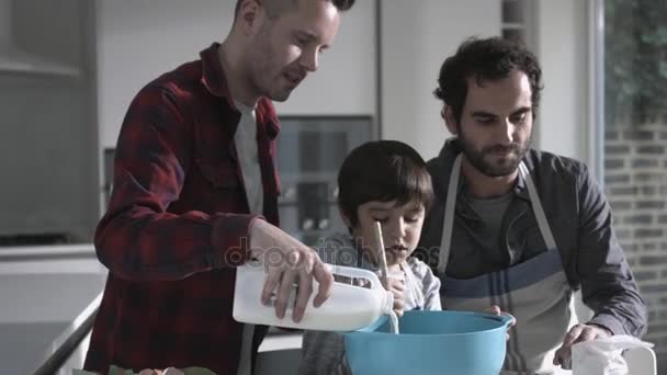 Familie kocht Kekse — Stockvideo