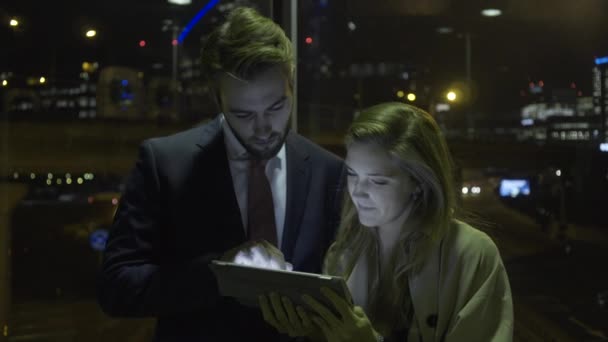 Couple regardant sur tablette numérique — Video