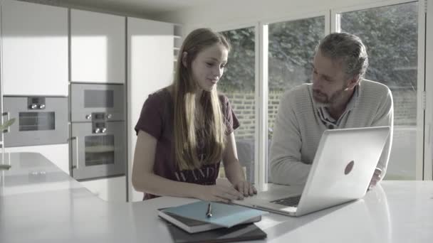 Felnőtt férfi tanítás tizenéves lánya — Stock videók