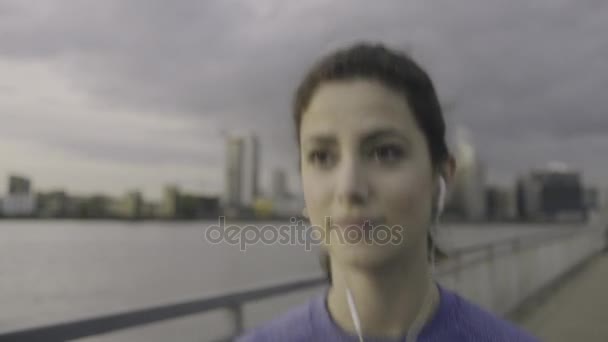 Corridore femminile con cuffie da jogging — Video Stock