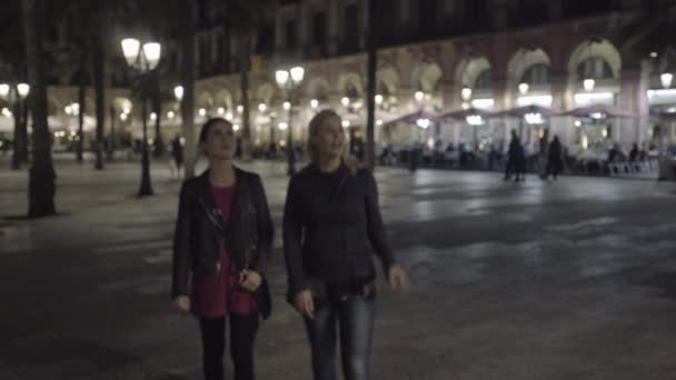 妇女前往广场在巴塞罗那 — 图库视频影像