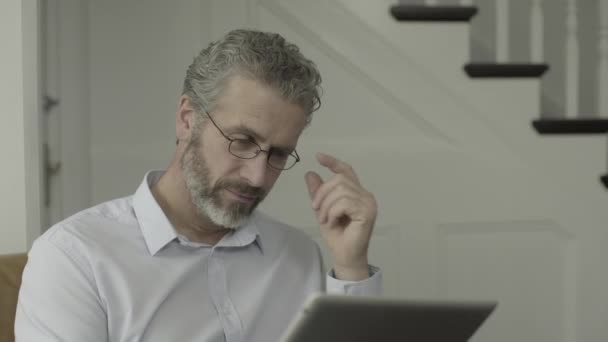 Homme adulte mature travaillant sur tablette numérique — Video