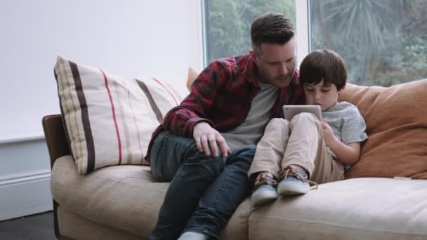 Πατέρας και γιος βλέποντας tablet — Αρχείο Βίντεο