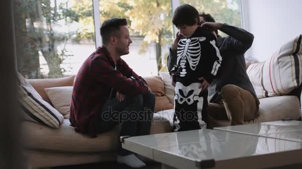 Paar hilft Sohn beim Anziehen — Stockvideo