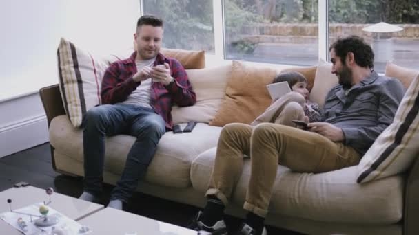 Сім'я грає з планшетом і телефоном — стокове відео