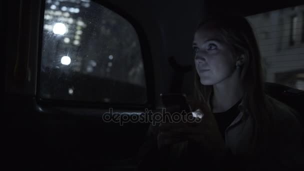 Θηλυκό σε ταξί χρησιμοποιώντας έξυπνο τηλέφωνο — Αρχείο Βίντεο
