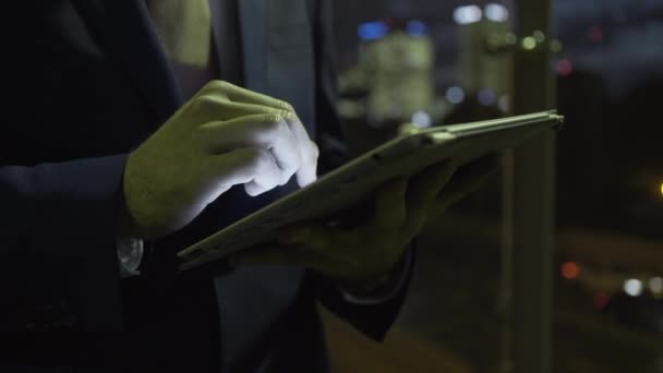 Рука бизнесмена на цифровом планшете — стоковое видео