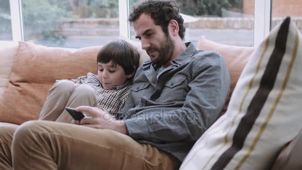 Vader en zoon werken op Tablet PC — Stockvideo