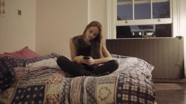 Teenage girl on smart phone — Stock Video